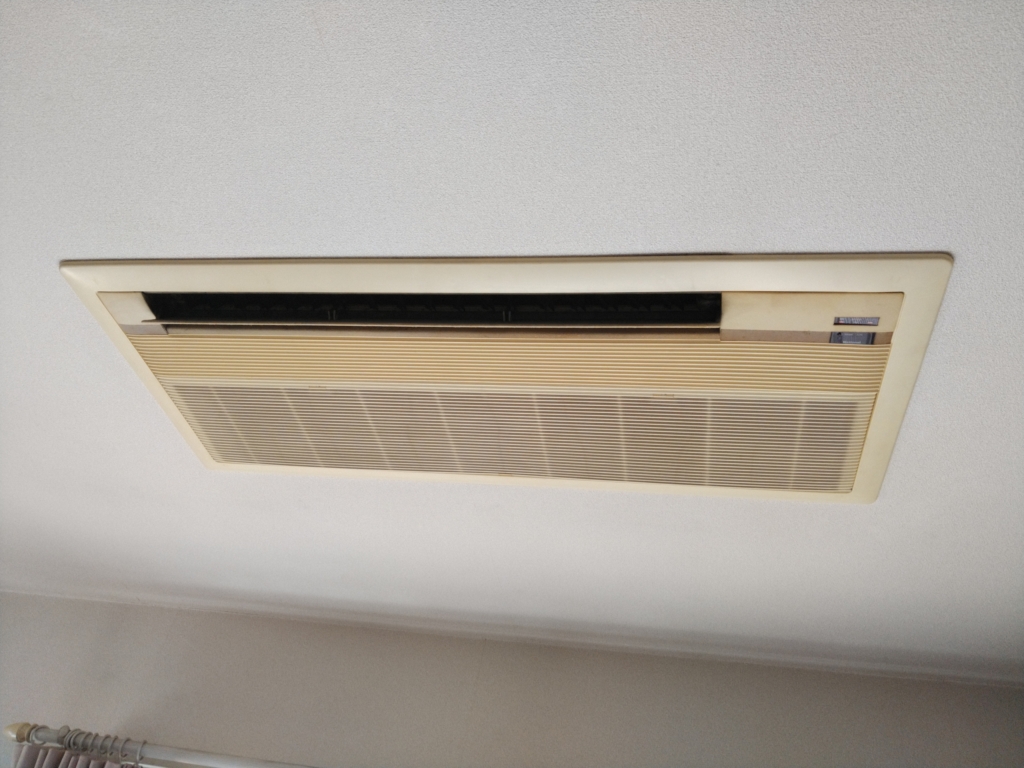 ダイキン フィルター掃除機能付きの天井埋込型エアコンと壁掛型 