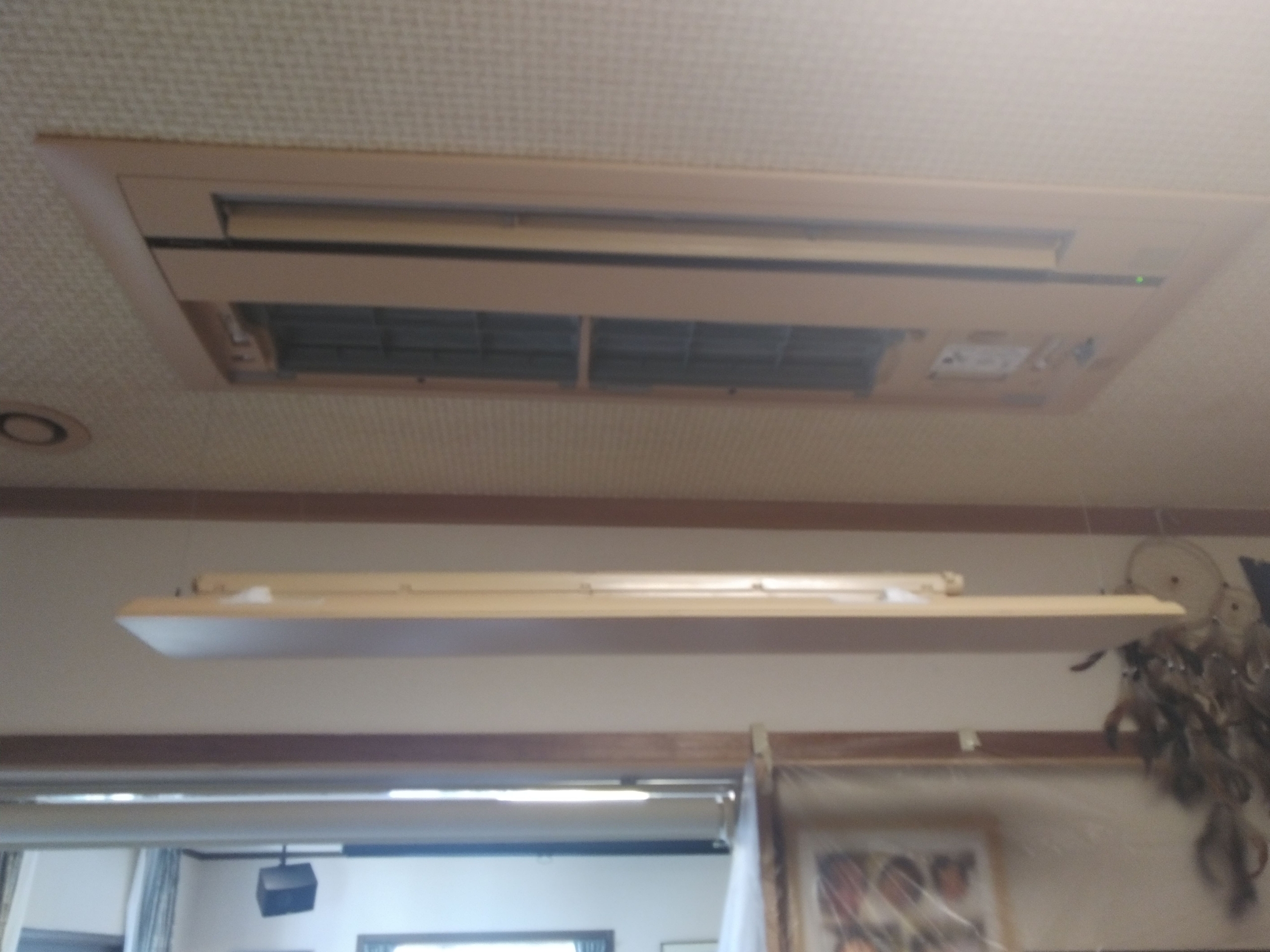 ダイキン フィルター掃除機能付きの天井埋込型エアコンと壁掛型 